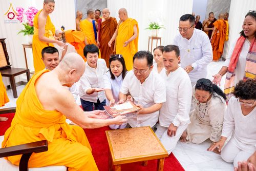 ภาพ No.325552:วันที่ 23 เมษายน พ.ศ.2569 หลวงพ่อทัตตชีโว รองเจ้าอาวาสวัดพระธรรมกาย ถวายการต้อนรับและปฏิสันถารคณะสงฆ์เมียนมาร์และเนปาล