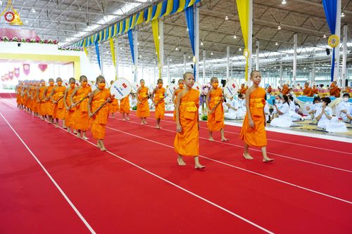 ภาพ No.85261:พิธีมุทิตาสักการะพระภิกษุ ผู้สอบได้เปรียญธรรม ๙ ประโยคระดับโลก, พิธีมอบโล่เกียรติยศและทุนการศึกษา สำนักเรียนบาลีดีเด่นทั่วประเทศ ในวันสมาธิโลก อาทิตย์ที่ 6 สิงหาคม พ.ศ. 2566 ณ สภาธรรมกายสากล วัดพระธรรมกาย