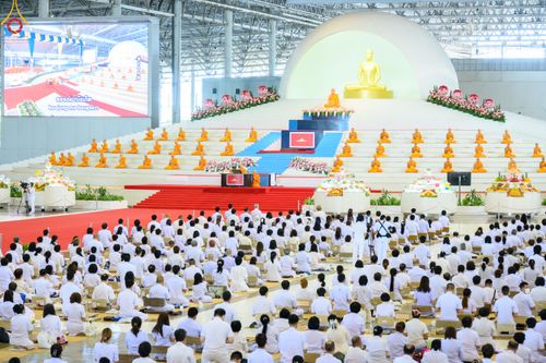 ภาพ No.82999:พิธีตักบาตร ณ บ้านแก้วเรือนทองคุณยายอาจารย์ฯ พิธีบูชาข้าวพระ ณ สภาธรรมกายสากล วัดพระธรรมกาย ในวันอาทิตย์ต้นเดือนที่ 2 ก.ค. พ.ศ.2566