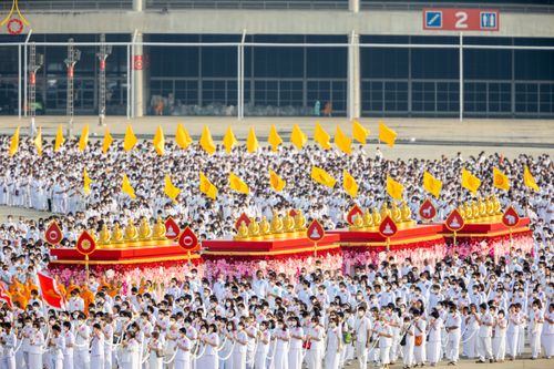 ภาพ No.79160:พิธีอัญเชิญองค์พระบรมพุทธเจ้า 24 องค์ เวียนประทักษิณรอบพระมหาธรรมกายเจดีย์ ณ วัดพระธรรมกาย  วันที่ 2 เมษายน พ.ศ. 2566