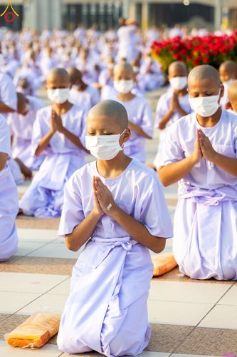 ภาพ No.79788:พิธีเวียนประทักษิณ ณ พระมหาธรรมกายเจดีย์ และพิธีวันทาเจดีย์ ในโครงการบรรพชาสามเณรฟื้นฟูพระพุทธศาสนาทั่วไทย วันเสาร์ที่ 8 เมษายน พ.ศ.2566