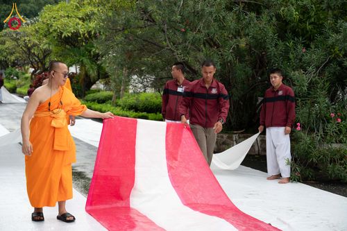 ภาพ No.351539:วันที่ 22 กันยายน พ.ศ. 2569  พิธีตักบาตรสามเณรธรรมทายาท โครงการบรรพชาพัฒนาคุณธรรม จริยธรรม  สำหรับนักเรียนนายสิบตำรวจ (นสต.) รุ่นที่ 16 ศูนย์ฝึกอบรมตำรวจภูธรภาค 1  ณ วัดพระพุทธบาทราชวรมหาวิหาร