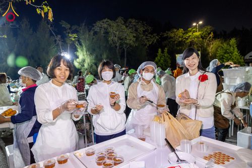 ภาพ No.292514:วันที่ 12 มกราคม พ.ศ. 2569 พิธีถวายภัตตาหารเป็นสังฆทาน แด่พระธรรมยาตรา ณ อนุสรณ์สถานมหาวิหารพระมงคลเทพมุนี (โลตัสแลนด์) อ.สองพี่น้อง จ.สุพรรณบุรี ในโครงการธรรมยาตรา กตัญญูบูชา มหาปูชนียาจารย์ พระมงคลเทพมุนี(สด จนฺทสโร) พระผู้ปราบมาร อนุสรณ์สถาน 7 แห่ง ปี