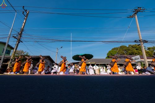 ภาพ No.292848:วันที่ 11 มกราคม พ.ศ. 2569 พิธีต้อนรับพระธรรมยาตรา ณ อนุสรณ์สถานลำดับที่ 3 สถานที่เกิดในเพศสมณะ วัดสองพี่น้อง อำเภอสองพี่น้อง จังหวัดสุพรรณบุรี ในโครงการธรรมยาตรา กตัญญูบูชา มหาปูชนียาจารย์ พระมงคลเทพมุนี(สด จนฺทสโร) พระผู้ปราบมาร อนุสรณ์สถาน 7 แห่ง ปีที