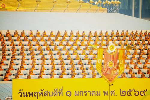 ภาพ No.279736:วันที่ 1 มกราคม พ.ศ.2569 พิธีตักบาตรในวันขึ้นปีใหม่ ณ ลานธรรม วัดพระธรรมกาย