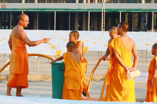 ภาพ No.321507:วันที่ 9-10 เมษายน พ.ศ.2569 การเตรียมงาน มัดถุงน้ำ ถ่วงขาโต๊ะไทยธรรม เพื่องานถวายมหาสังฆทาน 40,000 กว่าวัดทั่วประเทศ วันคุ้มครองโลก 22 เมษายน พ.ศ.2569 วัดพระธรรมกาย