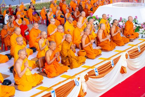 ภาพ No.282569:วันเสาร์ที่ 20 ธันวาคม พ.ศ.2568 พิธีตักบาตรพระ 10,000 รูป (ชุด 2) เนื่องในโอกาส 194 ปี จังหวัดกาญจนบุรี และอุทิศส่วนกุศลให้แด่บรรพชนทั้งหลาย บริเวณถนนสองแคว (Skywalk) เมืองกาญจนบุรี