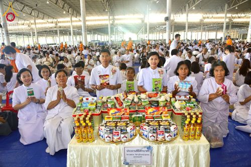 ภาพ No.215185:วันอาทิตย์ต้นเดือนที่ 6 เมษายน พ.ศ. 2568 พิธีตักบาตรข้าวสารอาหารแห้ง ณ บ้านแก้วเรือนทองคุณยาย สภาธรรมกายสากล วัดพระธรรมกาย