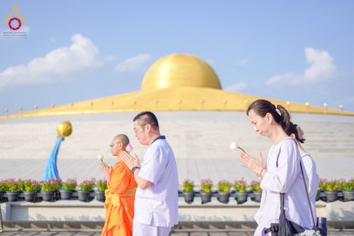 ภาพ No.340407:วันที่  12 - 22 กรกฎาคม พ.ศ.2569 ชาวต่างชาติจากประเทศกัวเตมาลา รัสเซีย เซอร์เบีย เยอรมัน อเมริกา สเปน สิงคโปร์ และศรีลังกา  เยี่ยมชมวัด เรียนรู้วิธีการนั่งสมาธิ และกราบสักการะพระมหาธรรมกายเจดีย์ ณ วัดพระธรรมกาย