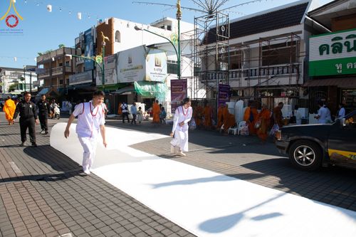 ภาพ No.311264:วันเสาร์ที่ 28 กุมภาพันธ์ พ.ศ. 2569 พิธีตักบาตรพระมหากุศล 11,250 รูป เฉลิมฉลอง 1,250 ปีศรีธรรมราชเจดีย์ สู่มรดกโลก ณ ถนนราชดำเนิน บริเวณหน้าวัดพระมหาธาตุวรมหาวิหาร อ.เมือง จ.นครศรีธรรมราช