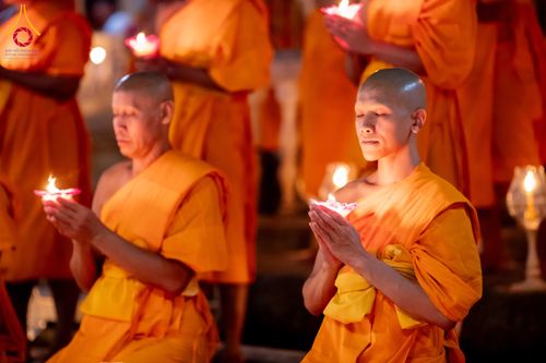 ภาพ No.297473:วันที่ 16 มกราคม พ.ศ. 2569 พิธีลอยประทีปธรรมถวายเป็นพุทธบูชา และบูชาธรรมมหาปูชนียาจารย์  ณ วัดโบสถ์บน ต.บางคูเวียง จ.นนทบุรี อนุสรณ์สถานลำดับที่ 4 สถานที่เกิดด้วยกายธรรม ในโครงการธรรมยาตรา กตัญญูบูชา มหาปูชนียาจารย์ พระมงคลเทพมุนี(สด จนฺทสโร) พระผู้ปราบม