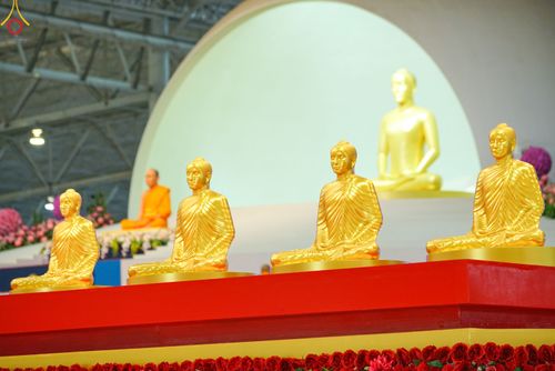 ภาพ No.78969:พิธีวางแผ่นจารึกชื่อ และพิธีวางพวงมาลัยสักการะพระบรมพุทธเจ้า ณ สภาธรรมกายสากล วัดพระธรรมกาย วันที่ 2 เมษายน พ.ศ. 2566