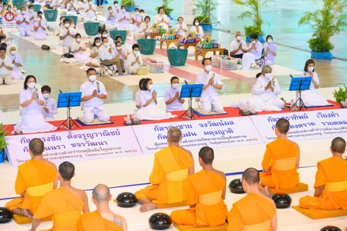 ภาพ No.80272:พิธีตักบาตรฉลองพระใหม่ ในโครงการบรรพชาอุปสมบทหมู่วันคุ้มครองโลก ณ สภาธรรมกายสากล วัดพระธรรมกาย วันอาทิตย์ที่ 16 เมษายน พ.ศ.2566
