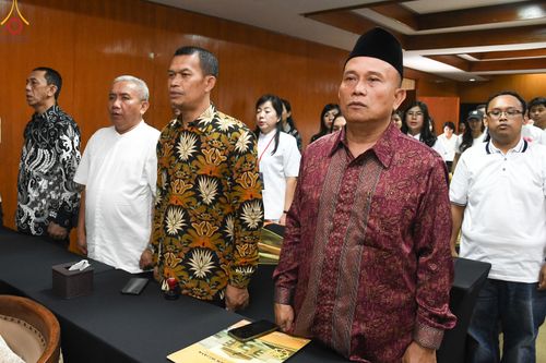 ภาพ No.82183:พิธีมอบรางวัลเกียรติยศและ การลงนามข้อตกลงความร่วมมือ (MOU)  โครงการสอบแข่งขัน  สอบตอบปัญหามงคลชีวิต 38 ประการ  ระหว่างประเทศ ในวันเสาร์ที่ 3 มิ.ย. พ.ศ.2566 ณ ห้องประชุม อวัทธนะ มหาเจดีย์บุโรพุทโธ ประเทศอินโดนีเซีย