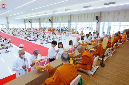 ภาพ No.83273:พิธีถวายสังฆทานคณะสงฆ์ 85 รูป  และพิธีทอดผ้าป่ายกช่อฟ้าดวงแก้ว มหาวิหารหลวงปู่  วันอาทิตย์ที่ 18 มิถุนายน 2566 ณ ศูนย์ปฏิบัติธรรมภาคใต้ อ.บางกล่ำ จ.สงขลา