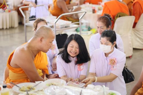 ภาพ No.60250:คณะสงฆ์ 10,000 กว่าวัดฉันภัตตาหารเพล ในวันคุ้มครองโลก วันจันทร์ที่ 22 เมษายน พ.ศ. 2567 ณ สภาธรรมกายสากล วัดพระธรรมกาย