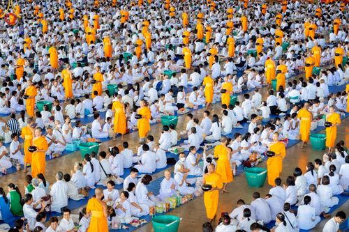 ภาพ No.222012:วันที่ 4 พฤษภาคม พ.ศ. 2568 พิธีตักบาตร เนื่องในวันอาทิตย์ต้นเดือน ณ บ้านแก้วเรือนทองคุณยายฯ วัดพระธรรมกาย