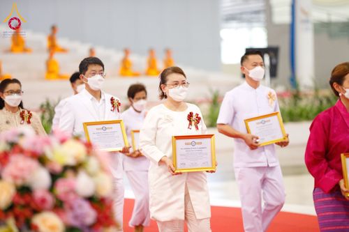 ภาพ No.127106:พิธีมอบใบประกาศเกียรติคุณองค์กรนานาชาติ และหน่วยงานที่ชักชวนคนร่วมโครงการนั่งสมาธิเพื่อสันติภาพโลกมากที่สุด วันอาทิตย์ที่ 1 มีนาคม พ.ศ. 2567 ณ สภาธรรมกายสากล วัดพระธรรมกาย