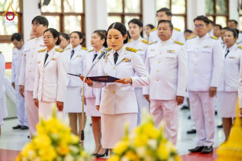 ภาพ No.179633:พิธีเจริญพระพุทธมนต์ พิธีทำบุญตักบาตรถวายพระราชกุศล และพิธีวางพานพุ่มดอกไม้ถวายราชสักการะ  แด่พระบาทสมเด็จพระบรมชนกาธิเบศร มหาภูมิพลอดุลยเดชมหาราช บรมนาถบพิตร เนื่องในวันคล้ายวันพระบรมราชสมภพ วันชาติ และวันพ่อแห่งชาติ วันพฤหัสบดีที่ 5 ธันวาคม พ.ศ. 2567 ณ