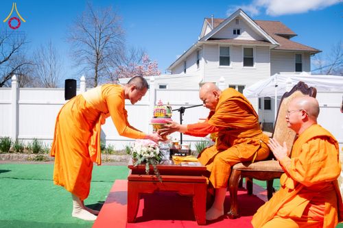ภาพ No.62414:คณะศิษยานุศิษย์รวมใจสถาปนาและสมโภช ธรรมจักร เพื่ออัญเชิญประดิษฐาน ณ ยอดอุโบสถ 80 ปี หลวงพ่อธัมมชโย วัดพระธรรมกายนิวเจอร์ซี ประเทศสหรัฐอเมริกา  วันอาทิตย์ที่ 7 เมษายน พ.ศ. 2567