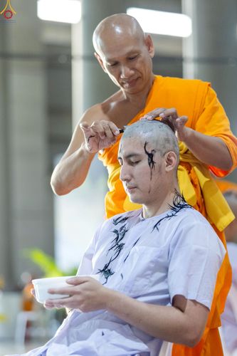 ภาพ No.242991:วันที่ 31 สิงหาคม พ.ศ. 2568 พิธีตัดปอยผมและปลงผม โครงการอุปสมบทหมู่บูชาธรรม ครบรอบ 108 ปี วันครูผู้ค้นพบวิชชาธรรมกาย ณ วัดพระธรรมกาย