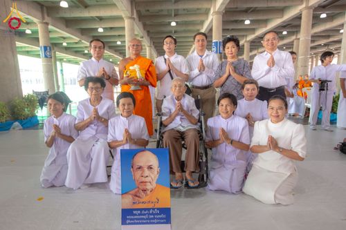 ภาพ No.62595:พิธีถวายบาตรเเละไทยธรรม ในโครงการอุปสมบทหมู่ บูชาธรรมหลวงพ่อธัมมชโย พ.ศ.2567 ณ ลานธรรม พระมหาธรรมกายเจดีย์ วันที่ 13 เมษายน พ.ศ.2567