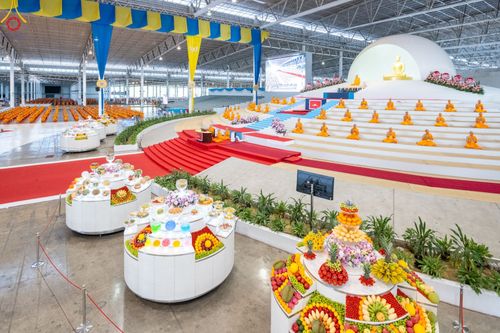 ภาพ No.89483:พิธีตักบาตร ข้าวสารอาหารแห้ง พิธีบูชาข้าวพระ และพิธีจุดเทียนใจ ไฟนิรันดร์  อนันตชัย ณ สภาธรรมกายสากล วัดพระธรรมกาย วันอาทิตย์ที่ 1 ตุลาคม พ.ศ. 2566