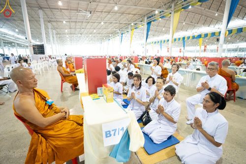 ภาพ No.147089:พิธีมุทิตาสักการะพระภิกษุ ผู้สอบได้เปรียญธรรม 9 ประโยคระดับโลกปีที่ 36, พิธีมอบโล่เกียรติยศและทุนการศึกษา สำนักเรียนบาลีดีเด่นทั่วประเทศ, พิธีถวายมหาสังฆทานคณะสงฆ์ 2,000 กว่าวัด ทั่วประเทศ ปีที่ 24, พิธีถวายไทยธรรมคณะสงฆ์ 323 วัด 4 จังหวัดชายแดนภาคใต้