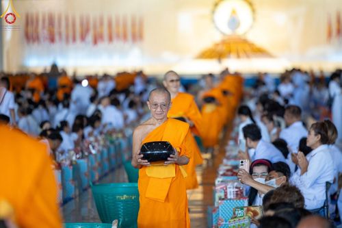 ภาพ No.149940:พิธีตักบาตร , พิธีปฎิบัติธรรม , พิธีถวายภัตตาหารเมนูสวรรค์ ในพรรษาแห่งการเข้าถึงธรรม วันธรรมชัย วันอังคารที่ 27 สิงหาคม พ.ศ.2567 ณ สภาธรรมกายสากล วัดพระธรรมกาย
