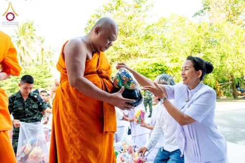 ภาพ No.208493:พิธีถวายสังฆทานแด่คณะสงฆ์ 323 วัด ปีที่ 21 ครั้งที่ 174 พิธีมอบกองทุนหนุนแรงใจช่วยครูใต้ ปีที่ 18 ครั้งที่ 138 และพิธีทำบุญอุทิศส่วนกุศลให้ผู้วายชนม์ ณ วัดบุณณาราม(วัดโคกงู) จ.นราธิวาส วันเสาร์ที่ 15 กุมภาพันธ์ พ.ศ.2568