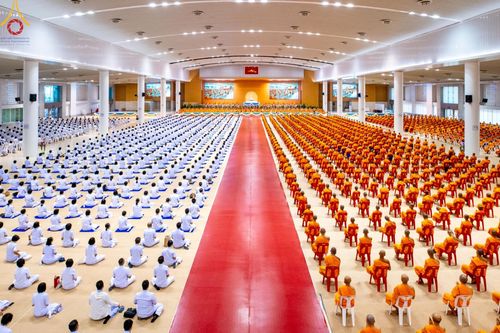 ภาพ No.59264:พิธีเจริญพระพุทธมนต์ ถวายภัตตาหารเป็นสังฆทาน เนื่องในวาระอายุวัฒนมงคล 80 ปี หลวงพ่อธัมมชโย ณ สภาธรรมกายสากล วัดพระธรรมกาย วันพุธที่ 24 เมษายน พ.ศ.2567