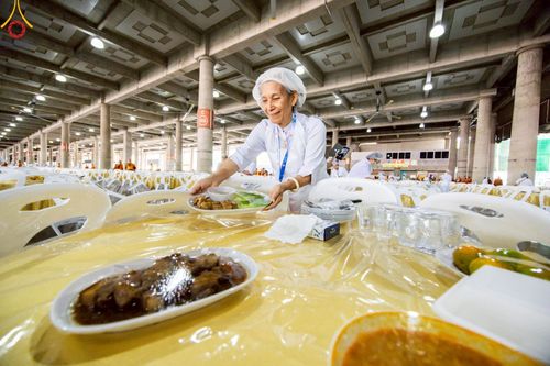 ภาพ No.219440:วันอังคารที่ 22 เมษายน พ.ศ. 2568 พิธีมอบปัจจัยช่วยเหลือครู 4 จังหวัดชายแดนภาคใต้ , พิธีกล่าวคำถวายอุปกรณ์ เพื่อเตรียมการต้อนรับคณะสงฆ์ฯ , พิธีกล่าวคำถวายภัตตาหารเป็นสังฆทาน , คณะสงฆ์ฉันภัตตาหารเพล  เนื่องในวันคุ้มครองโลก พิธีถวายมหาสังฆทานแด่คณะสงฆ์