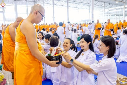 ภาพ No.243514:วันที่ 7 กันยายน พ.ศ. 2568 พิธีตักบาตร ข้าวสารอาหารแห้ง ในวันครูผู้ค้นพบวิชชาธรรมกาย ณ บ้านแก้วเรือนทองคุณยายฯ สภาธรรมกายสากล วัดพระธรรมกาย