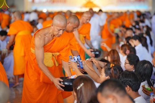 พิธีตักบาตร พิธีบูชาข้าวพระ ในวันอาทิตย์ต้นเดือนที่ 5 พฤษภาคม พ.ศ. 2567 ณ วัดพระธรรมกาย จ.ปทุมธานี