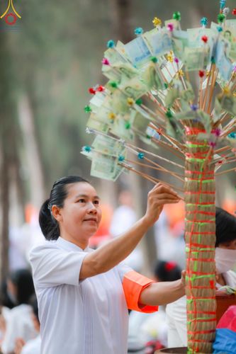 ภาพ No.107412:พิธีตักบาตรพระธรรมยาตราฯ ในโครงการธรรมยาตรากตัญญูบูชา มหาปูชนียาจารย์ พระมงคลเทพมุนี(สด จนฺทสโร) พระผู้ปราบมาร ปีที่ 12 ณ อนุสรณ์สถานมหาวิหารพระมงคลเทพมุนี อ.สองพี่น้อง จ.สุพรรณบุรี วันที่ 7 มกราคม พ.ศ. 2567