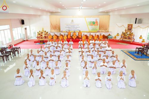 ภาพ No.59157:พิธีปลงผมและแห่นาคธรรมทายาท ในโครงการบรรพชาสามเณร ภาคฤดูร้อน เฉลิมพระเกียรติพระบาทสมเด็จพระเจ้าอยู่หัว เนื่องในโอกาส  พระราชพิธีมหามงคลเฉลิมพระชนมพรรษา 6 รอบ  ปลงผมนาคในวันที่ 21 เมษายน พ.ศ 2567 ณ วัดกลางธนรินทร์ (ธรรมอุทยานบ้านแป้ง)