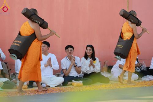 ภาพ No.107897:พิธีต้อนรับพระธรรมยาตรา ในโครงการธรรมยาตรากตัญญูบูชา มหาปูชนียาจารย์ พระมงคลเทพมุนี(สด จนฺทสโร) พระผู้ปราบมาร อนุสรณ์สถาน 7 แห่ง ปีที่ 12 วันที่ 7 มกราคม พ.ศ. 2567 ณ อนุสรณ์สถานคลองบางนางแท่น  อ.สามพราน จ.นครปฐม