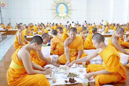 ภาพ No.231935:วันที่ 5 กรกฎาคม พ.ศ. 2568 พิธีถวายภัตตาหารเมนูสวรรค์ เพื่อการบรรลุธรรม ณ หอฉันคุณยายอาจารย์ฯ วัดพระธรรมกาย