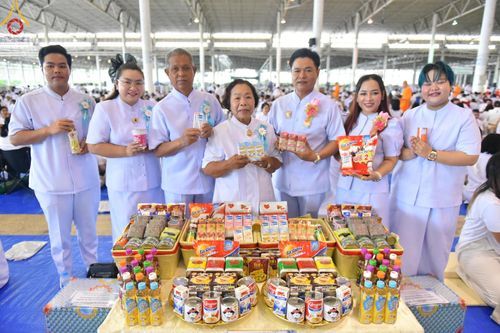 ภาพ No.139101:พิธีตักบาตร , พิธีบูชาข้าวพระ ณ ห้องแก้วสารพัด 1 สภาธรรมกายสากล วัดพระธรรมกาย วันอาทิตย์ต้นเดือนที่ 2 มิถุนายน พ.ศ. 2567