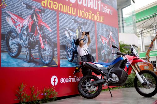 ภาพ No.239794:วันที่ 16-17 สิงหาคม พ.ศ. 2568 การปฏิบัติหน้าที่ของเจ้าหน้าที่ทุกสถานะ เพื่องานพิธีอัญเชิญรูปเหมือนพระมงคลเทพมุนี (สด จันทสโร) และพิธีกดปุ่มอัญเชิญรูปเหมือน พระมงคลเทพมุนี (สด จันทสโร) ณ มหาวิหารแก้วพระมงคลเทพมุนี ศูนย์ปฏิบัติธรรมแก้วเมืองเลย จ.เลย