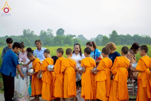 ภาพ No.217973:วันศุกร์ที่ 11 เมษายน พ.ศ. 2568 พระและสามเณร 99 รูป จากศูนย์ปฏิบัติธรรมระยอง(บ้านช่องลม) บิณฑบาต ณ ทุ่งปอเทือง ต.บางบุตร อ.บ้านค่าย จ.ระยอง เพื่อเป็นการฝึกสามเณรภาคฤดูร้อน ผ่านกิจวัตรบิณฑบาตในพื้นที่ชุมชน