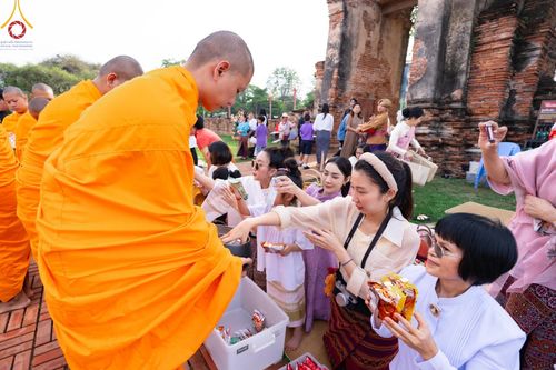 ภาพ No.138562:พิธีตักบาตร วัดราชบูรณะ จ.พระนครศรีอยุธยา วันที่ 25 พฤษภาคม พ.ศ.2567