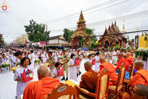 ภาพ No.146278:ตักบาตรพระ 1,384 รูป ทำบุญเมืองฝางครบรอบ 1,383 ปี ถวายเป็นพระราชกุศลแด่พระบาทสมเด็จพระเจ้าอยู่หัว เนื่องในโอกาสพระราชพิธีมหามงคล เฉลิมพระชนมพรรษา 6 รอบ 72 พรรษา วันเสาร์ที่ 27 กรกฎาคม พ.ศ.2567  ณ ถนนหน้าที่ว่าการอำเภอฝาง จ.เชียงใหม่