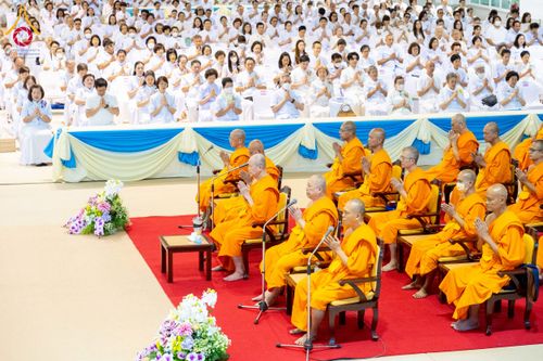 ภาพ No.215337:วันอาทิตย์ต้นเดือนที่ 6 เมษายน พ.ศ. 2568 พิธีบูชาข้าวพระ สภาธรรมกายสากล วัดพระธรรมกาย