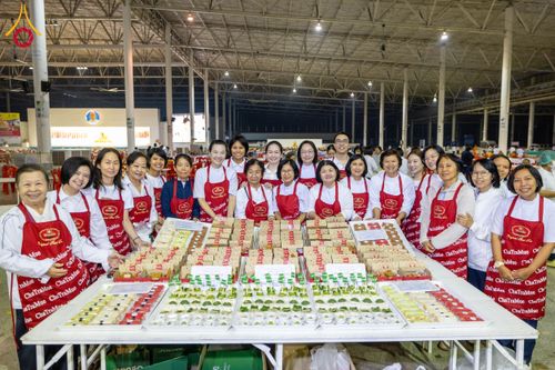 ภาพ No.204325:พิธีถวายภัตตาหารเป็นสังฆทาน แด่พระธรรมยาตรา ณ วัดพระธรรมกาย ตำบลคลองสาม อำเภอคลองหลวง จังหวัดปทุมธานี ในโครงการธรรมยาตรา กตัญญูบูชา มหาปูชนียาจารย์ พระมงคลเทพมุนี(สด จนฺทสโร) พระผู้ปราบมาร อนุสรณ์สถาน 7 แห่ง ปีที่ 13 วันที่ 31 มกราคม พ.ศ. 2568