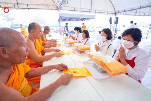 ภาพ No.201840:พิธีถวายภัตตาหารเป็นสังฆทาน แด่พระธรรมยาตรา ณ อนุสรณ์สถานบางปลา วัดบางปลา อำเภอบางเลน จังหวัดนครปฐม ในโครงการธรรมยาตรา กตัญญูบูชา มหาปูชนียาจารย์ พระมงคลเทพมุนี(สด จนฺทสโร) พระผู้ปราบมาร อนุสรณ์สถาน 7 แห่ง ปีที่ 13 วันที่ 26 มกราคม พ.ศ. 2568