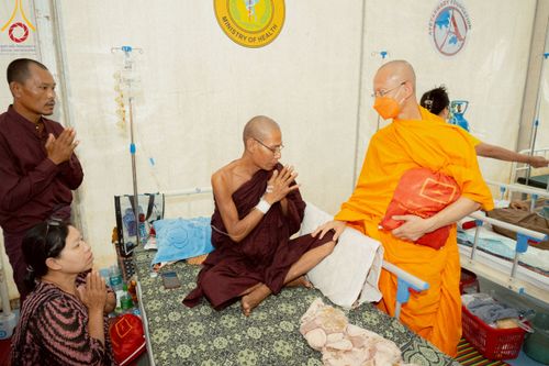 ภาพ No.220341:วันที่ 17 เมษายน พ.ศ. 2568 ผู้แทนวัดพระธรรมกาย ลงพื้นที่เยียวยา ซับน้ำตาเหยื่อแผ่นดินไหวมัณฑะเลย์