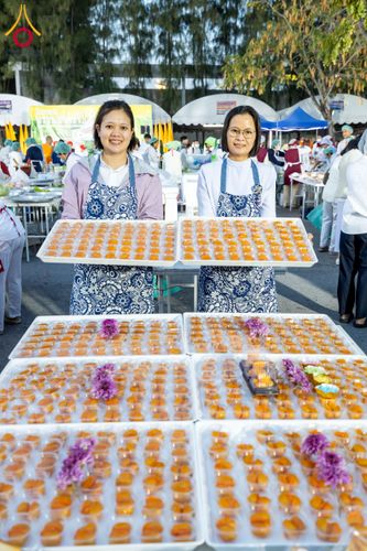 ภาพ No.193754:สาธุชนถวายภัตตาหารเป็นสังฆทาน แด่พระธรรมยาตรา ณ อนุสรณ์สถานมหาวิหารพระมงคลเทพมุนี (โลตัสแลนด์) อ.สองพี่น้อง จ.สุพรรณบุรี ในโครงการธรรมยาตรา กตัญญูบูชา มหาปูชนียาจารย์ พระมงคลเทพมุนี(สด จนฺทสโร) พระผู้ปราบมาร ปีที่ 13 วันที่ 12 มกราคม พ.ศ.2568