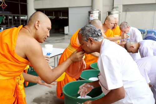 ภาพ No.230814:วันที่ 28 มิถุนายน พ.ศ. 2568 พิธีตัดปอยผมและปลงผม โครงการบวชพระนานาชาติ AEC & WAB รุ่นที่ 9 ณ วิหารคด 2 วัดพระธรรมกาย