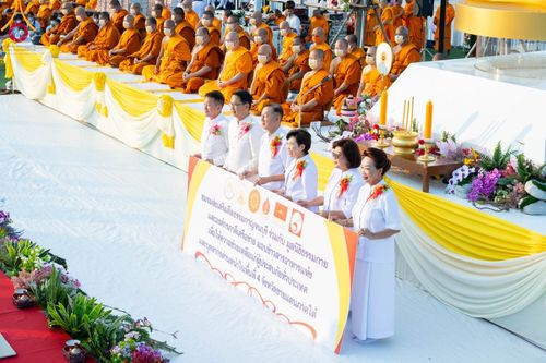 ภาพ No.101855:ตักบาตรพระ 10,000 รูป เติมบุญให้แผ่นดิน เนื่องในโอกาส 192 ปี จังหวัดกาญจนบุรี หนึ่งในโครงการตักบาตรพระ 2,000,000 รูป  77 จังหวัดทุกวัดทั่วไทย วันจันทร์ที่ 11 ธันวาคม พ.ศ. 2566 บริเวณถนนสองแคว (SKY WALK) เมืองกาญจนบุรี